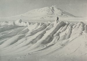 Mount Erebus boven een door water uitgesleten ijsberg, oktober 1911, 1913