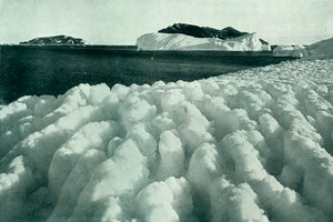 Spraykammen van ijs na een sneeuwstorm, c1910-1913, 1913