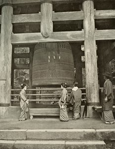 De Grote Klok in de Chio-In Tempel, 1910 door Herbert Ponting