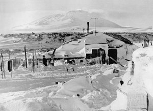 De hut na de winter, ca. 1911, 1913 door Herbert Ponting