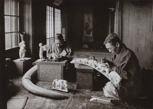 De Ivoorbewerkers door Herbert Ponting