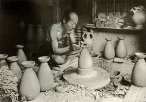 De pottenbakker aan zijn wiel, 1910 door Herbert Ponting