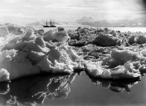 De Terra Nova in McMurdo Sound, Antarctica, 1911 door Herbert Ponting