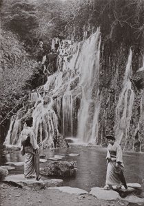 De waterval van vallende juwelen bij Yumoto (zwart-wit foto) door Herbert Ponting