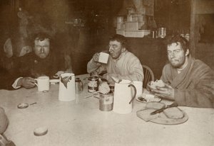 Wilson, Bowers en Cherry-Garrard bij hun terugkeer van Cape Crozier, 1 augustus 1911, 1913 door Herbert Ponting
