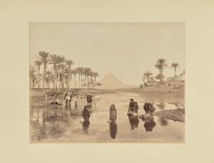 Vrouwen, Fellahs halen water bij de piramiden, Caïro door Hippolyte Arnoux