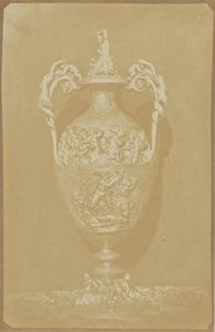 [Sierlijke vaas met handgrepen]. door Hippolyte Bayard