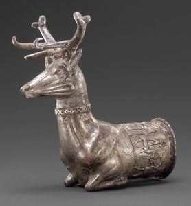Vaatwerk eindigend in het voorste deel van een hert, ca. 1300 v.Chr. (zilver, goudinleg)