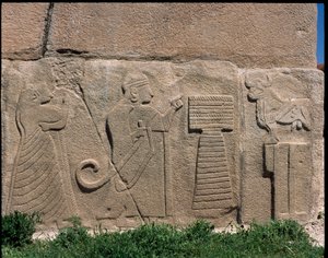 Uitzicht op de basis van reliëfs van de Poort van de Sfinx door Hittite Hittite