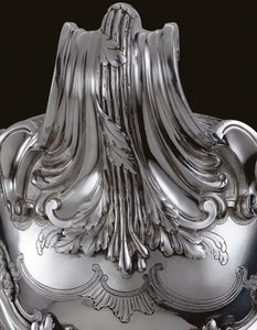 Detail van een Louis XV terrine, deksel en voering door Honore de Balzac