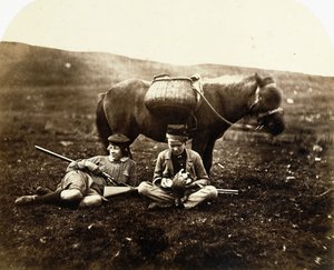 Charlie en Peel Ross met paard na een jacht, ca. 1856-1859