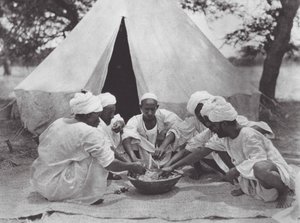 Afrika: Arabische zeelieden aan een maaltijd door Hugo Adolf Bernatzik