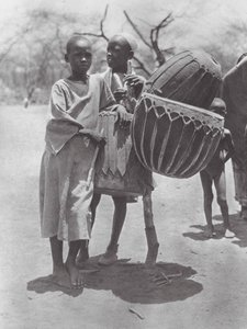 Afrika: Aulad Hamid drums door Hugo Adolf Bernatzik