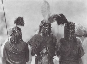 Afrika: Aulad Hamid hoofdtooi (zwart-wit foto) door Hugo Adolf Bernatzik