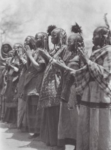 Afrika: Aulad Hamid vrouwen klappen op de maat bij een dans door Hugo Adolf Bernatzik