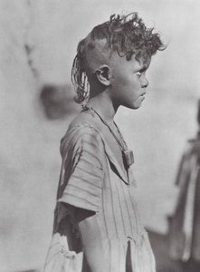 Afrika: Bisharin kind met amulet door Hugo Adolf Bernatzik
