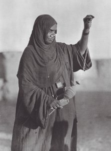 Afrika: Bisharin vrouw aan het spinnen, Nubische woestijn door Hugo Adolf Bernatzik