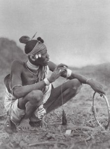 Afrika: Dinka bruidegom onderhandelt over de bruidssieraden door Hugo Adolf Bernatzik