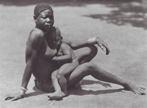 Afrika: Oostelijke Djur, Moeder en Kind door Hugo Adolf Bernatzik