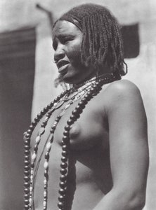 Afrika: Gawazi, een professionele danseres door Hugo Adolf Bernatzik