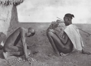 Afrika: Medicijnman die een patiënt laat bloeden door Hugo Adolf Bernatzik