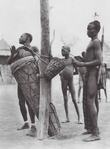Afrika: Moru mannen spelen drums door Hugo Adolf Bernatzik