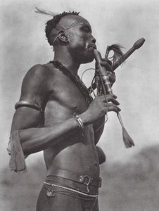 Afrika: Niambara fluitspeler door Hugo Adolf Bernatzik