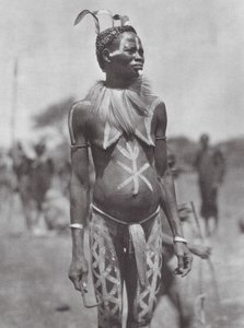 Afrika: Nuba-vrouw met feestelijk ornament (zwart-wit foto) door Hugo Adolf Bernatzik
