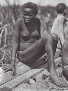 Afrika: Nuer meisje aan de Bahr el Zeraf door Hugo Adolf Bernatzik