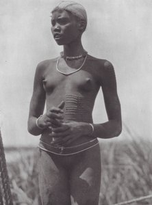 Afrika: Nuer meisje met decoratieve littekens