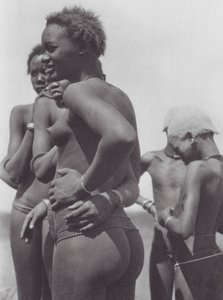 Afrika: Nuer meisjes en kinderen door Hugo Adolf Bernatzik