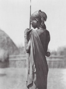 Afrika: Nuer in Shilluk-kleding door Hugo Adolf Bernatzik