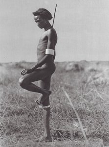 Afrika: Nuer, rustpositie door Hugo Adolf Bernatzik