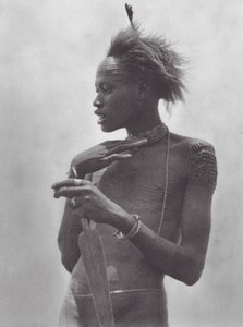 Afrika: Nuer krijger met stamteken op voorhoofd door Hugo Adolf Bernatzik