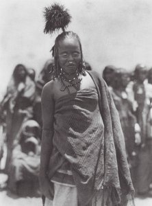 Afrika: Struisvogelveren hoofdtooi gedragen door de Aulad Hamids door Hugo Adolf Bernatzik