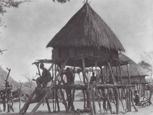 Afrika: Paalwoningen van de oostelijke Djur door Hugo Adolf Bernatzik