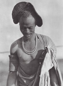 Afrika: Shilluk-krijger met kapkapsel door Hugo Adolf Bernatzik