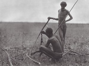 Afrika: Shilluk krijgers rusten door Hugo Adolf Bernatzik