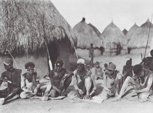 Afrika: Shilluk krijgers wrijven zichzelf in met houtas door Hugo Adolf Bernatzik