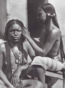 Afrika: Soedanese vrouwen vlechten haar door Hugo Adolf Bernatzik