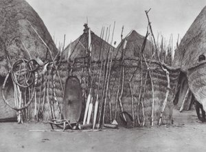 Afrika: Het eigendom van een overleden Shilluk-hoofd (zwart-wit foto) door Hugo Adolf Bernatzik