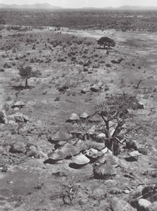 Afrika: Uitzicht op de vlaktes vanaf Mount Talodi door Hugo Adolf Bernatzik