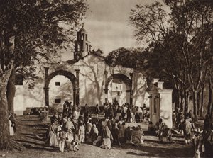 Mexico: Amecameca, processie voor de kapel van de Heilige Berg (z/w foto) door Hugo Brehme