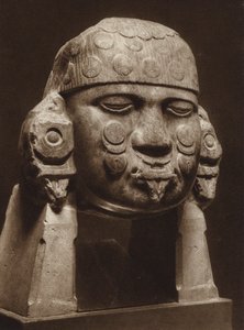 Mexico: diorieten hoofd van de godin Coyolxauhqui, Nationaal Museum (z/w foto) door Hugo Brehme