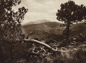 Mexico: El Ajusco, gezien vanaf San Miguel (zwart-wit foto) door Hugo Brehme