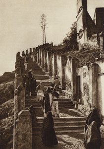 Mexico: Guadalupe Hidalgo, beklimming van de heuvel van Tepeyacac (zwart-wit foto) door Hugo Brehme