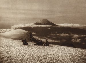 Mexico: Iztaccihuatl met uitzicht vanaf Popocatepetl (z/w foto) door Hugo Brehme