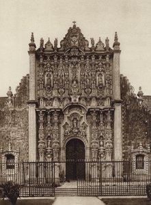 Mexico: Mexico, Ingang naar het heiligdom vanaf de oostkant van de kathedraal (z/w foto) door Hugo Brehme