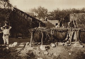 Mexico: Mezcal, Destilleria de aguardiente (zwart-wit foto) door Hugo Brehme