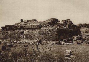 Mexico: Piramide van Xochicalco, voor de restauratie (z/w foto) door Hugo Brehme